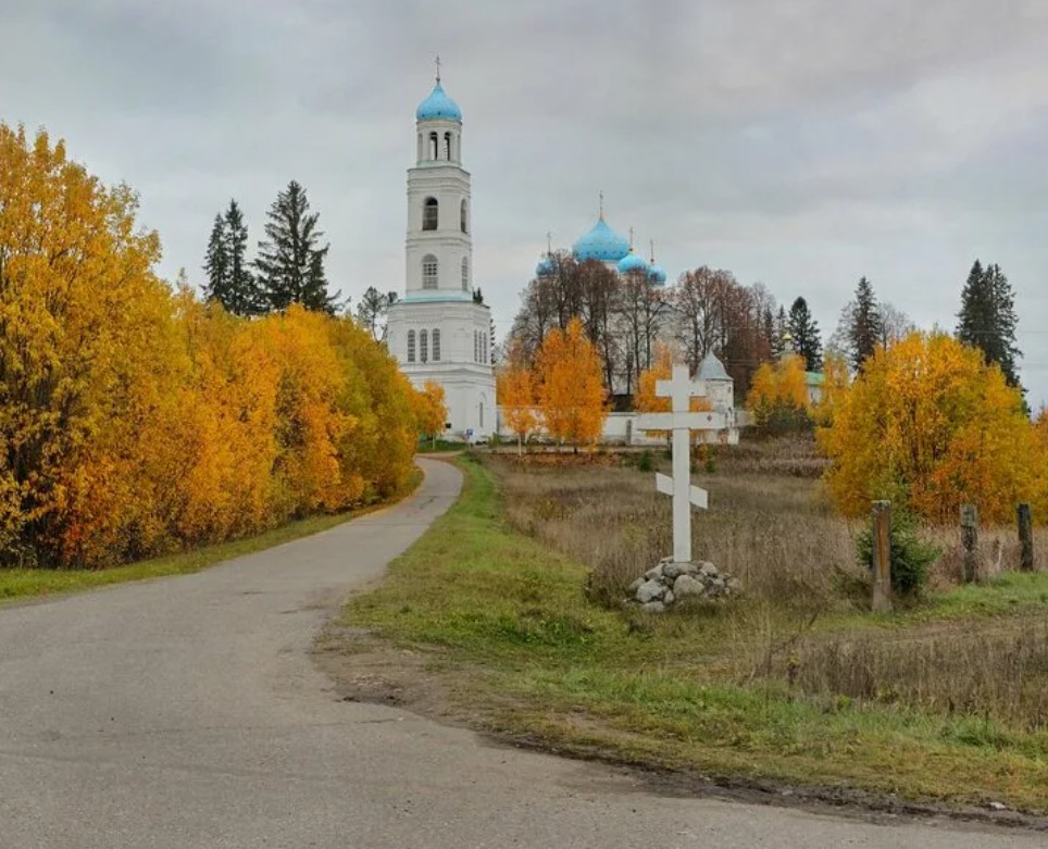 Дорога к монастырю на берегу озера