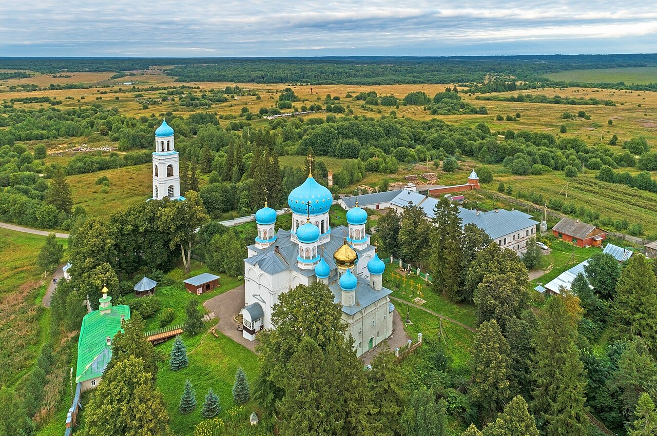 Панорама Чухломского озера и монастыря